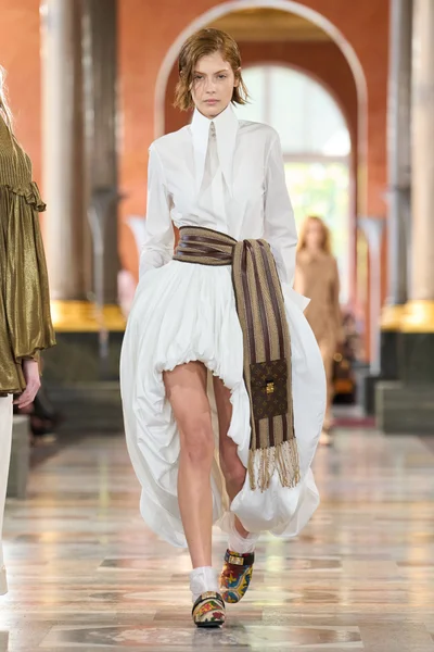 Look 27
